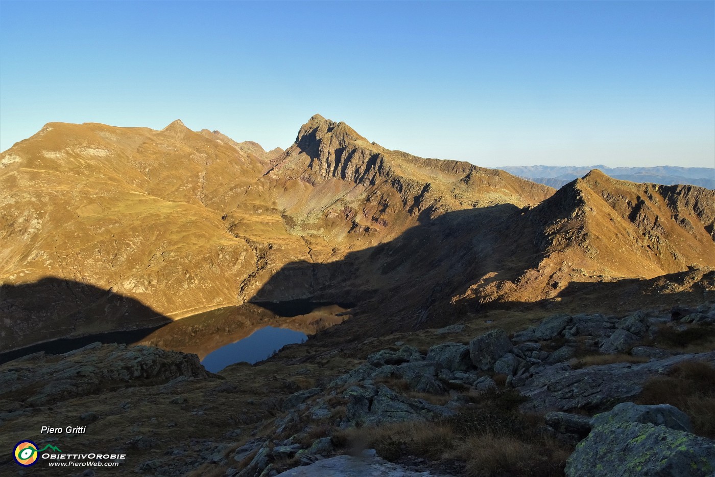 94 Per labile traccia e anche a vista ci abbassiamo dal Passo del Tonale al Passo di Mezzeno.JPG